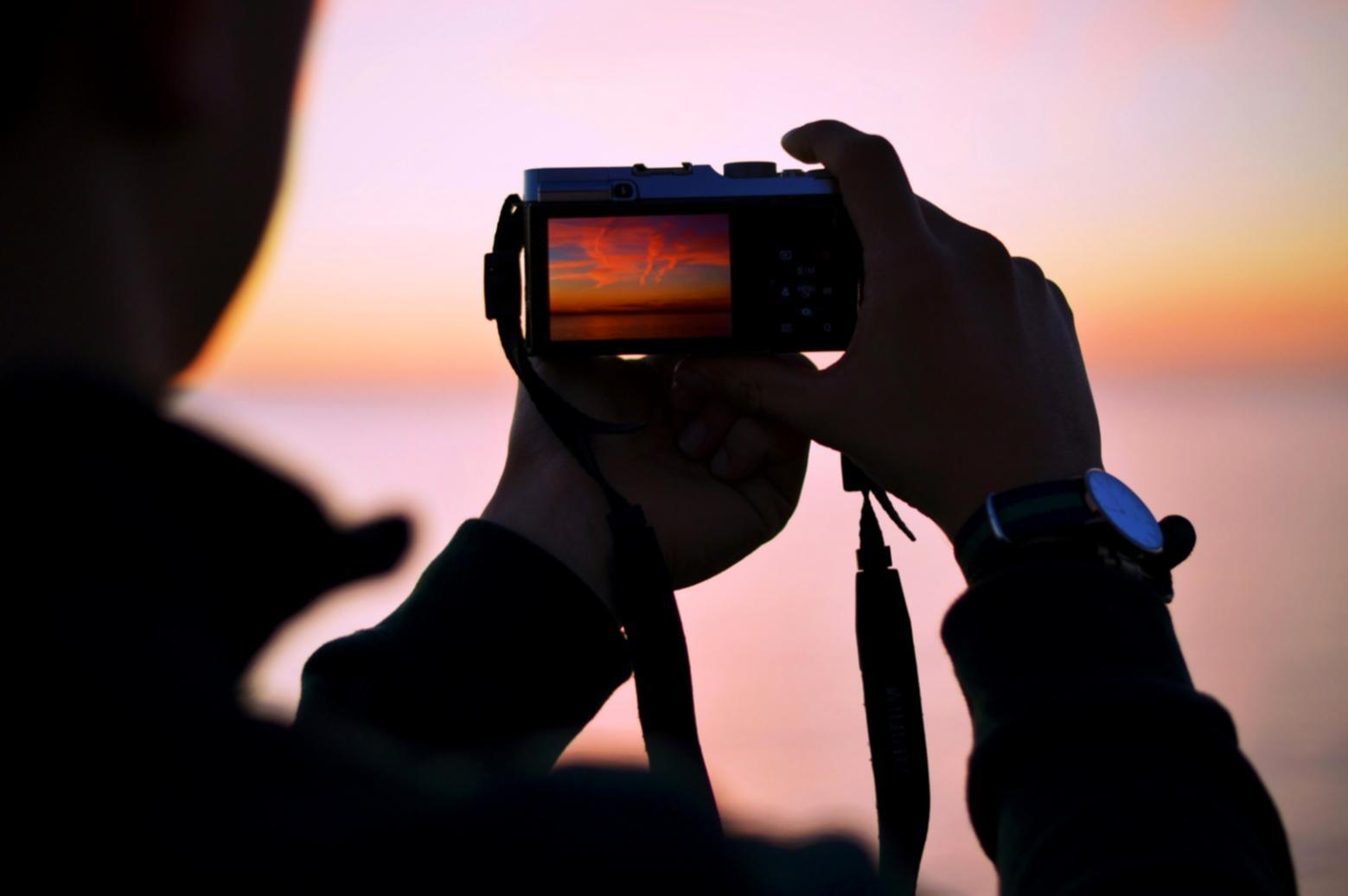 Studente che impara le basi della fotografia con una reflex