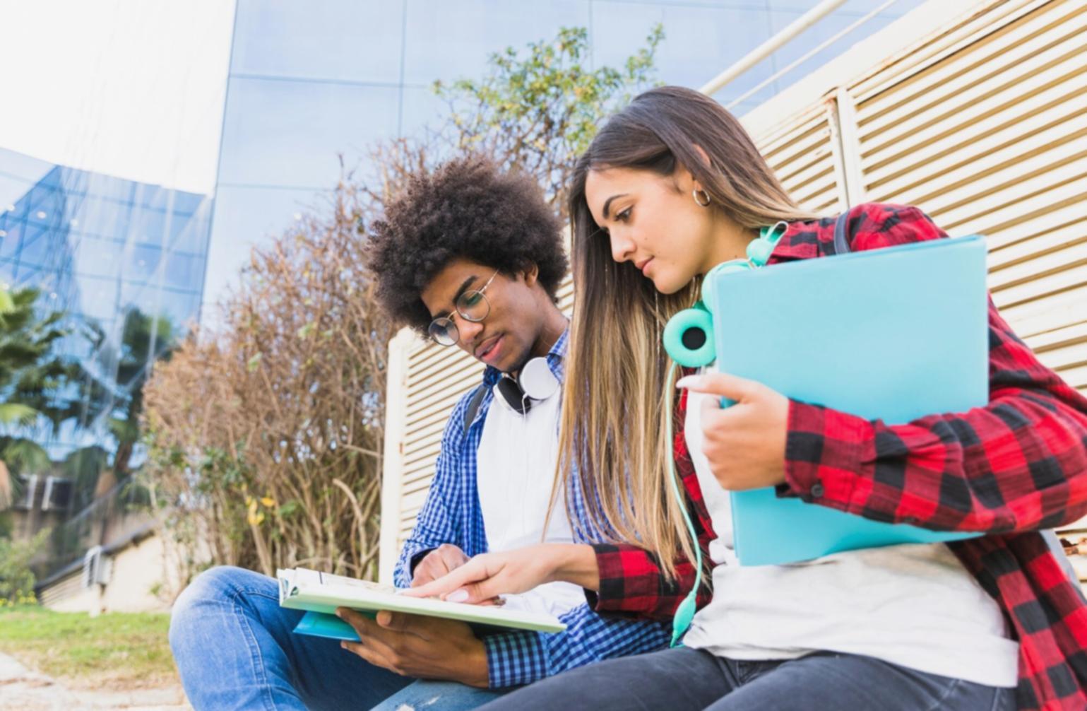 Studente durante una sessione pratica di fotografia all'aperto